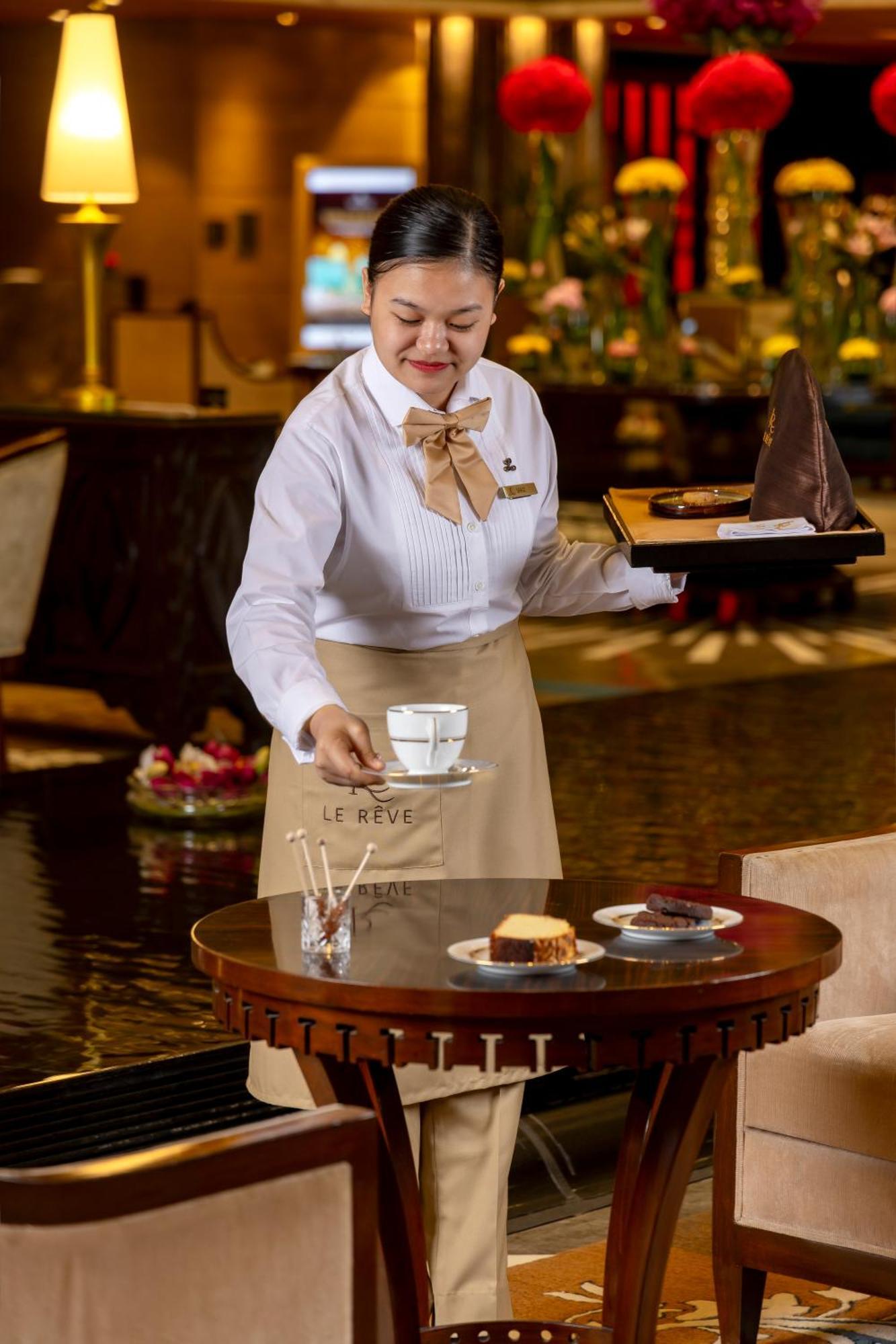 里拉安姆比尔古尔冈酒店及公寓 外观 照片 A server at work