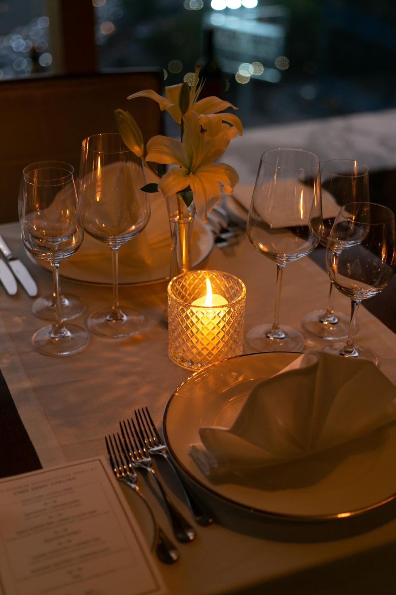 里拉安姆比尔古尔冈酒店及公寓 外观 照片 A candle on a dinner table
