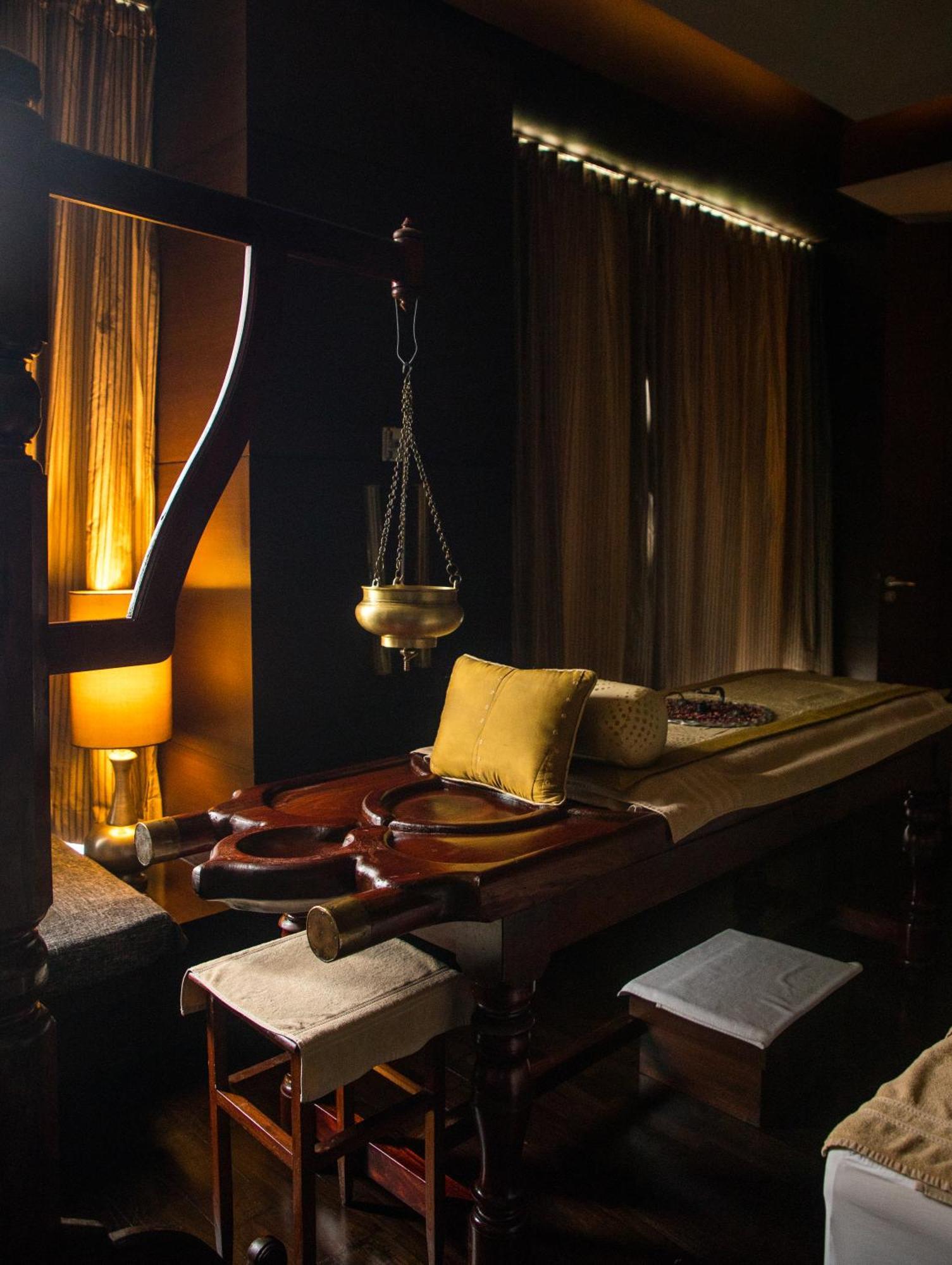 里拉安姆比尔古尔冈酒店及公寓 外观 照片 Ayurvedic massage table