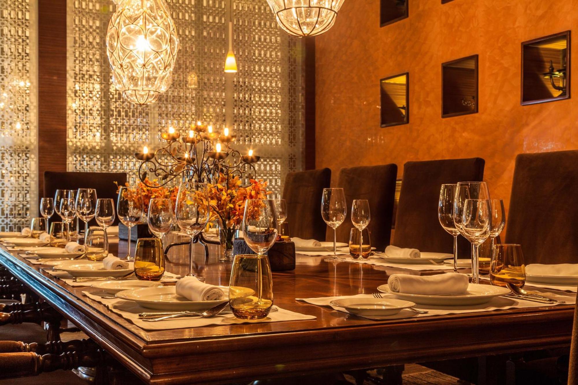 里拉安姆比尔古尔冈酒店及公寓 外观 照片 A dining room table set for a meal