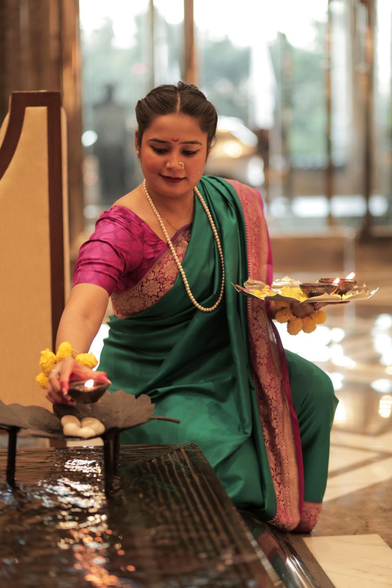 里拉安姆比尔古尔冈酒店及公寓 外观 照片 Aarti being performed
