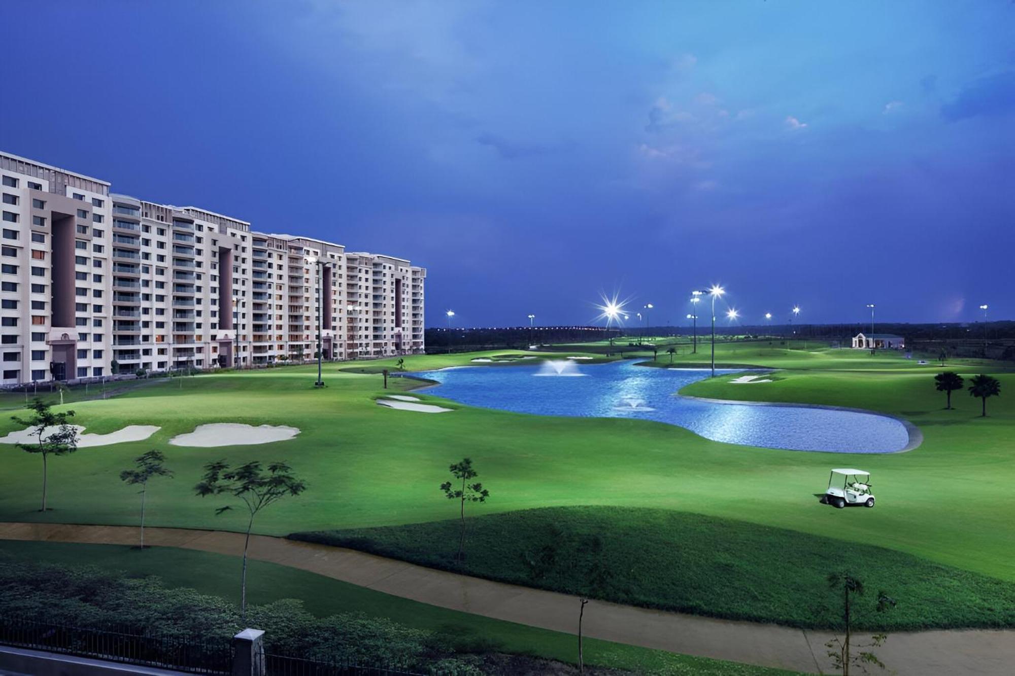 里拉安姆比尔古尔冈酒店及公寓 外观 照片 Golf Course at the City of Dreams Manila