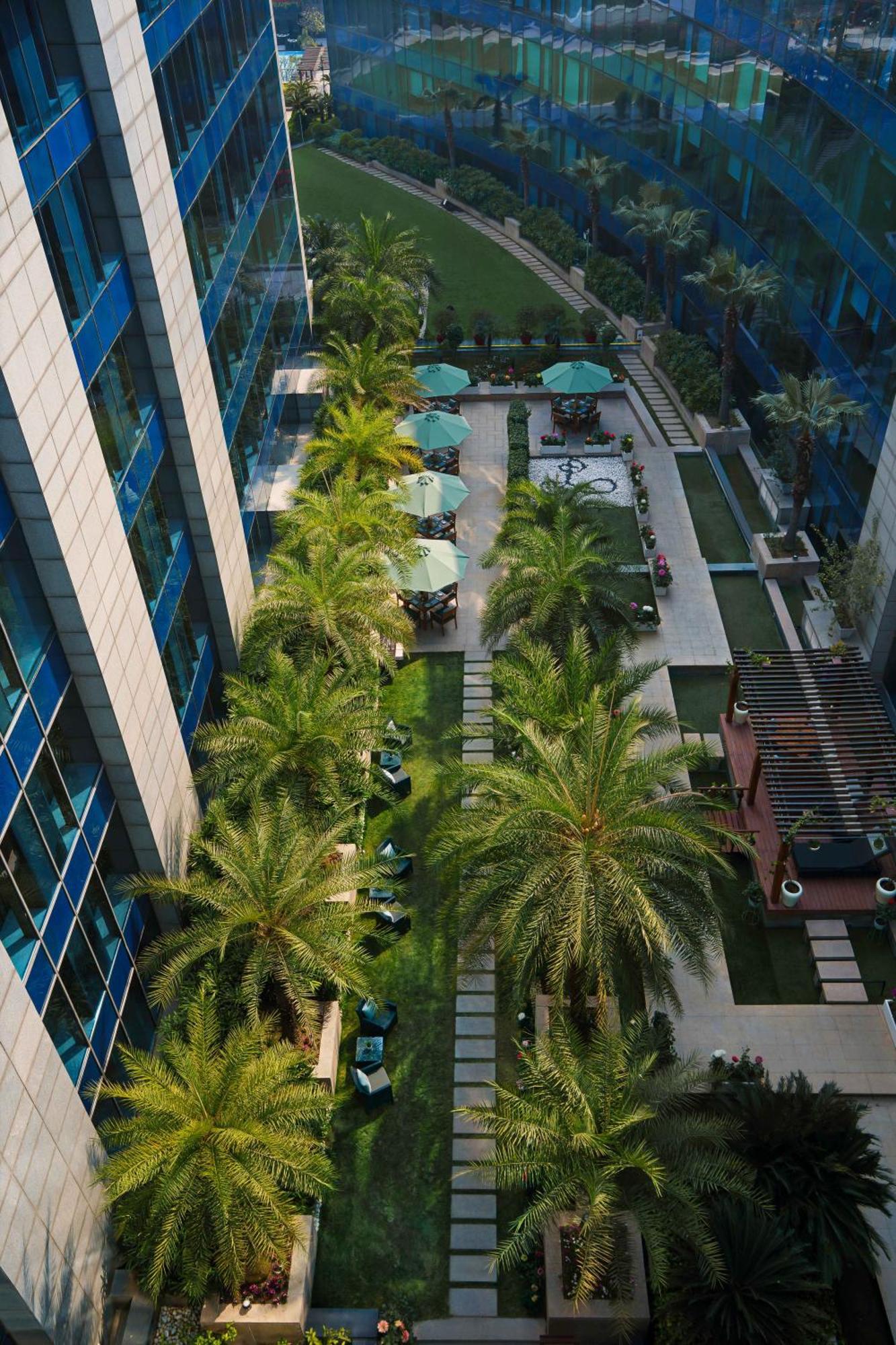 里拉安姆比尔古尔冈酒店及公寓 外观 照片 The courtyard of the hotel