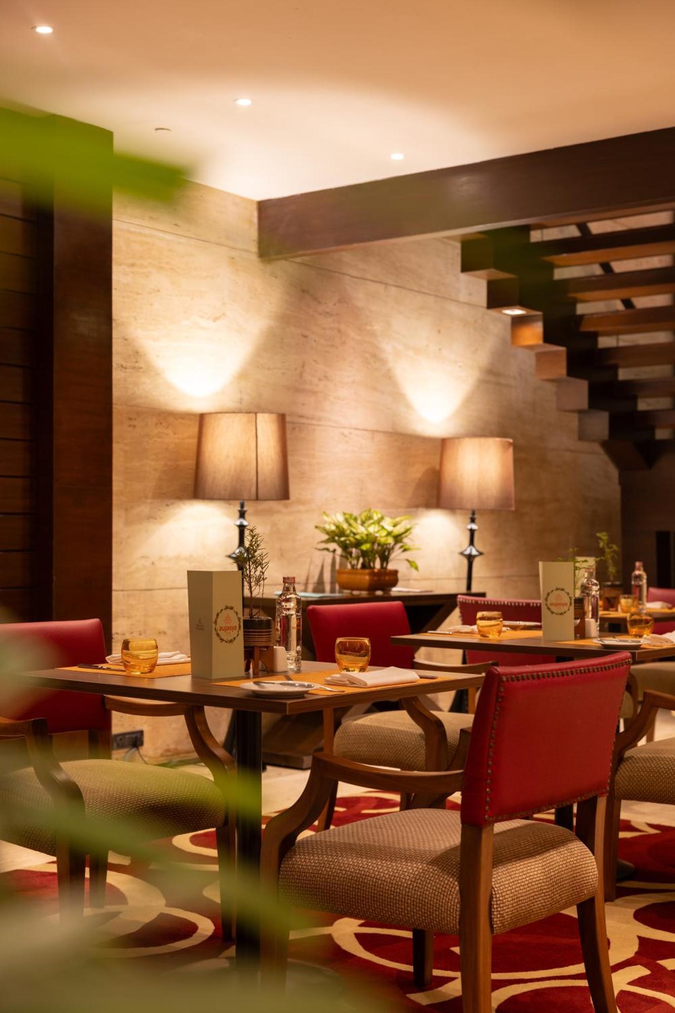 里拉安姆比尔古尔冈酒店及公寓 外观 照片 The interior of the restaurant