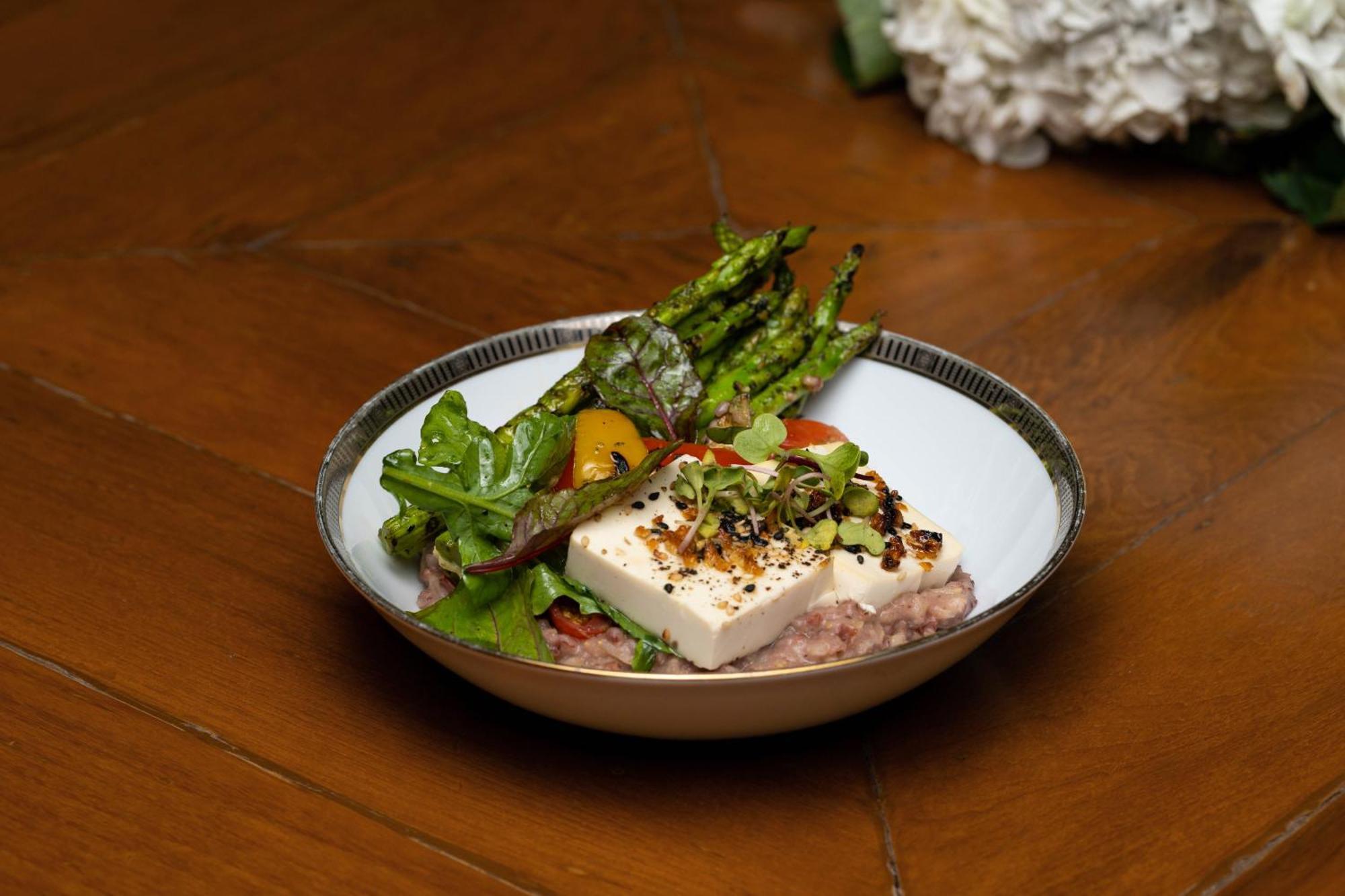 里拉安姆比尔古尔冈酒店及公寓 外观 照片 A salad with tofu